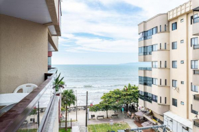 Apto pé na areia vista mar em Meia Praia EVB308